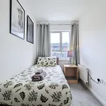 Guest Rooms Near City Centre & Dock Free Parking